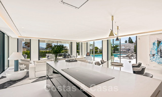 Villa de luxe rénovée dans un style contemporain à vendre, à proximité des commodités dans la vallée du golf de Nueva Andalucia, Marbella 31738 