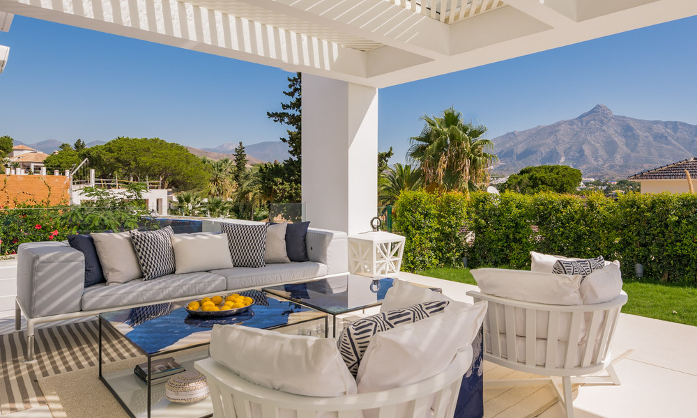 Villa de luxe rénovée dans un style contemporain à vendre, à proximité des commodités dans la vallée du golf de Nueva Andalucia, Marbella 31747