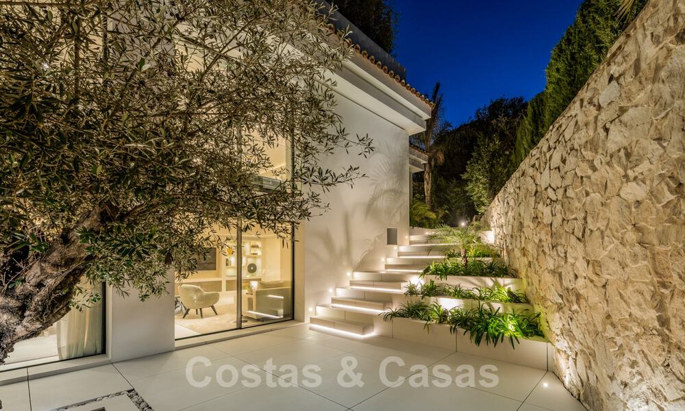 Villa de luxe rénovée dans un style contemporain à vendre, à proximité des commodités dans la vallée du golf de Nueva Andalucia, Marbella 31779