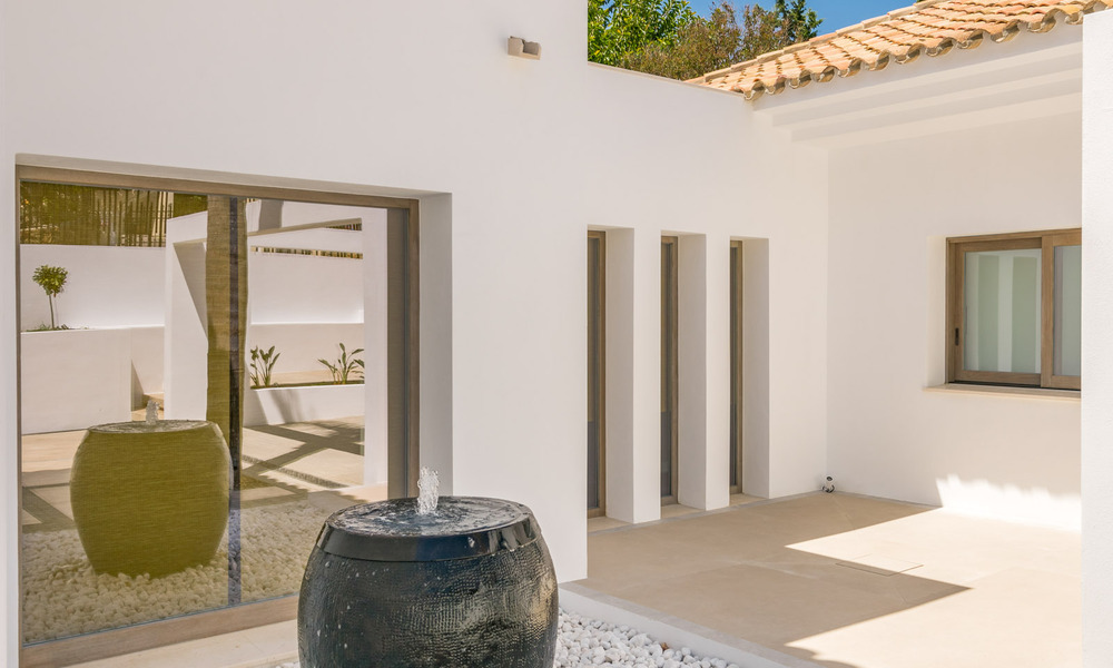 Villa luxueuse à vendre dans un style intemporel, à proximité des commodités et un terrain de golf sur le New Golden Mile entre Marbella et Estepona 31804