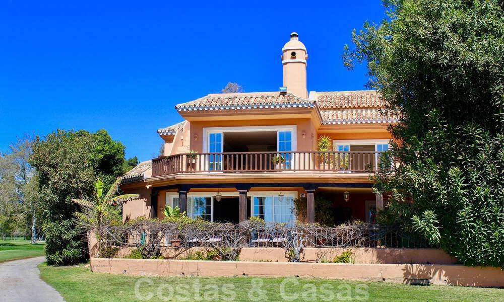 Villa en première ligne de golf et de la plage à vendre à Marbella Ouest avec une vue unique sur le golf et la mer ! Prix réduit. 31845