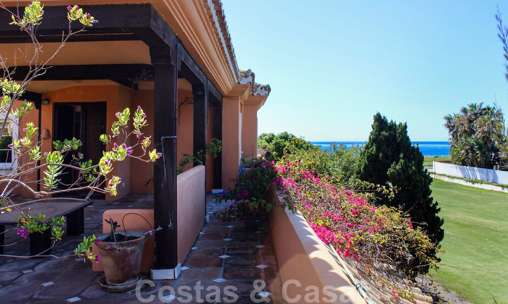 Villa en première ligne de golf et de la plage à vendre à Marbella Ouest avec une vue unique sur le golf et la mer ! Prix réduit. 31847