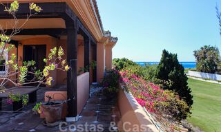 Villa en première ligne de golf et de la plage à vendre à Marbella Ouest avec une vue unique sur le golf et la mer ! Prix réduit. 31847 