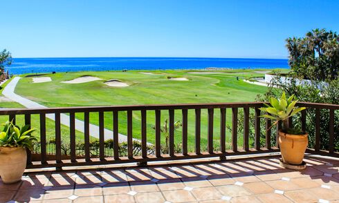 Villa en première ligne de golf et de la plage à vendre à Marbella Ouest avec une vue unique sur le golf et la mer ! Prix réduit. 31850