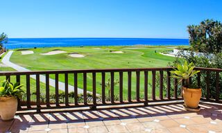 Villa en première ligne de golf et de la plage à vendre à Marbella Ouest avec une vue unique sur le golf et la mer ! Prix réduit. 31850 