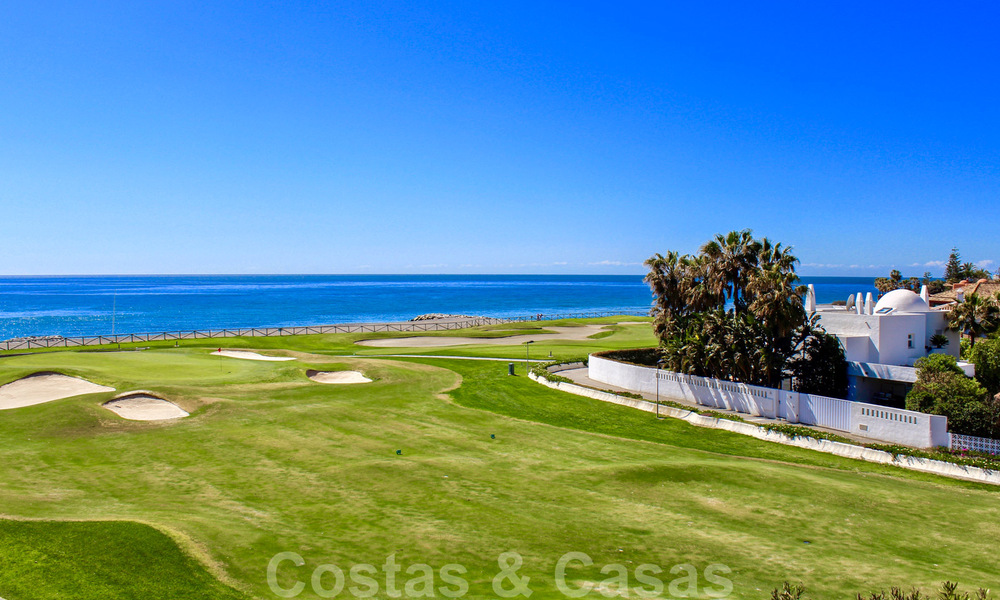 Villa en première ligne de golf et de la plage à vendre à Marbella Ouest avec une vue unique sur le golf et la mer ! Prix réduit. 31853