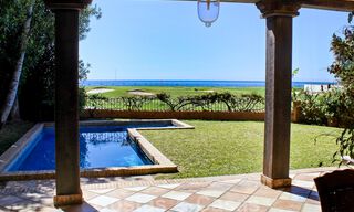 Villa en première ligne de golf et de la plage à vendre à Marbella Ouest avec une vue unique sur le golf et la mer ! Prix réduit. 31858 