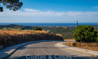 Terrains à bâtir à vendre avec vue panoramique sur la mer et la montagne dans une propriété de luxe à Marbella - Benahavis 32277 