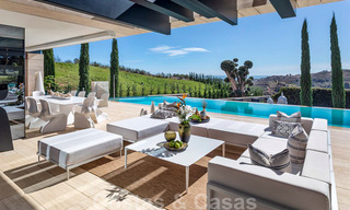 Une nouvelle villa de conception moderne en vente dans un prestigieux complexe de golf à Mijas, Costa del Sol 31887 