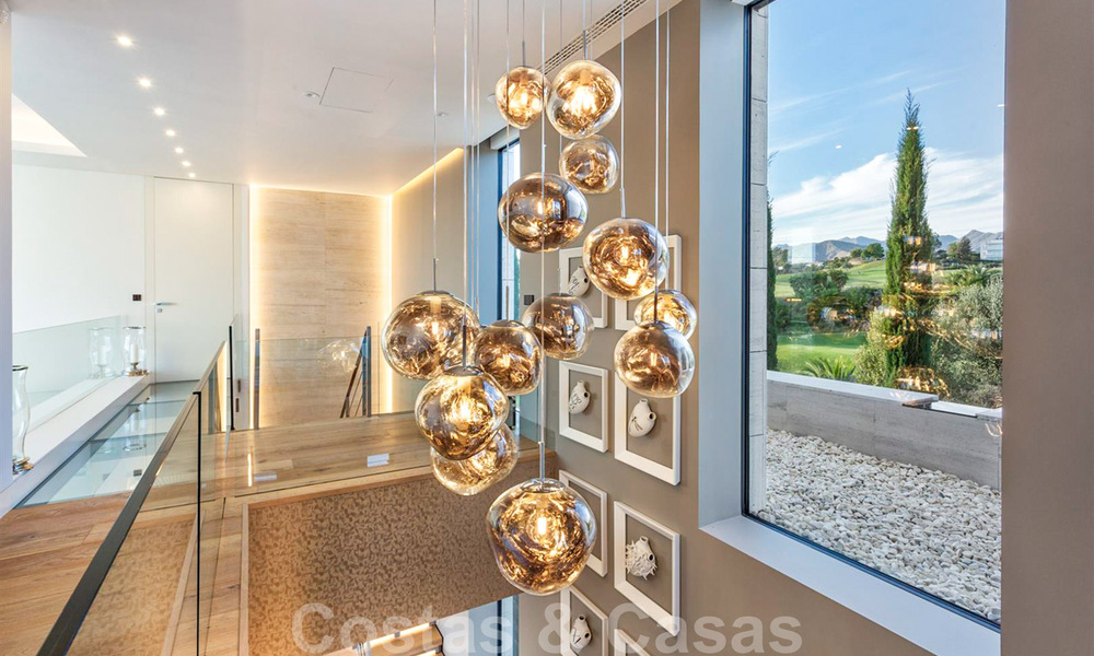 Une nouvelle villa de conception moderne en vente dans un prestigieux complexe de golf à Mijas, Costa del Sol 31900