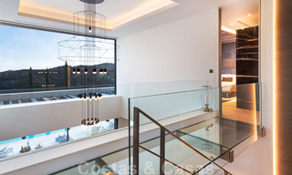 Une nouvelle villa de conception moderne en vente dans un prestigieux complexe de golf à Mijas, Costa del Sol 31902 