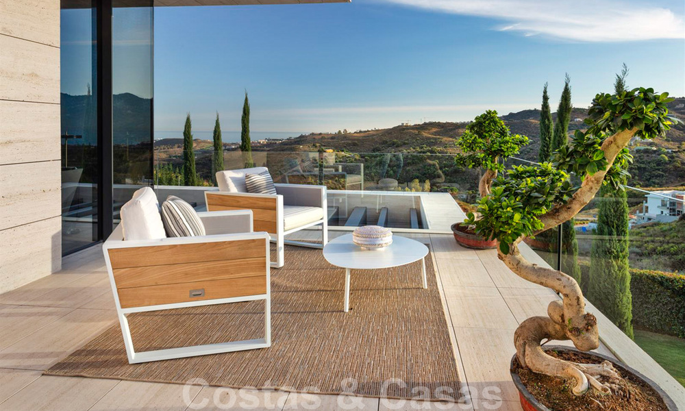 Une nouvelle villa de conception moderne en vente dans un prestigieux complexe de golf à Mijas, Costa del Sol 31904