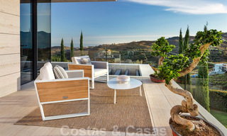 Une nouvelle villa de conception moderne en vente dans un prestigieux complexe de golf à Mijas, Costa del Sol 31904 