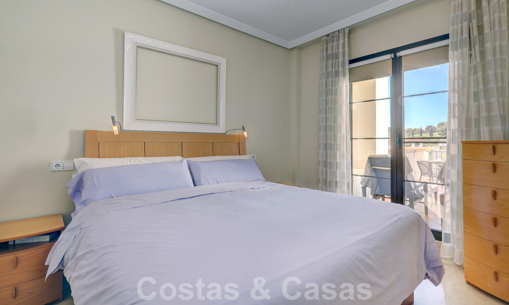 Appartement spacieux et bien entretenu avec vue sur le golf à vendre dans un complexe résidentiel très recherché à Benahavis - Marbella 32303