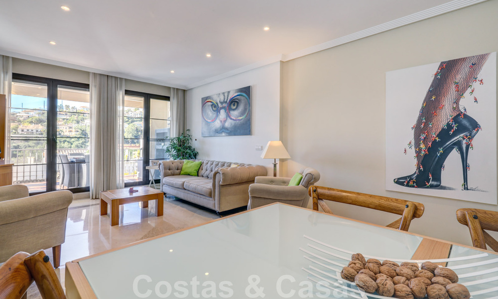 Appartement spacieux et bien entretenu avec vue sur le golf à vendre dans un complexe résidentiel très recherché à Benahavis - Marbella 32308