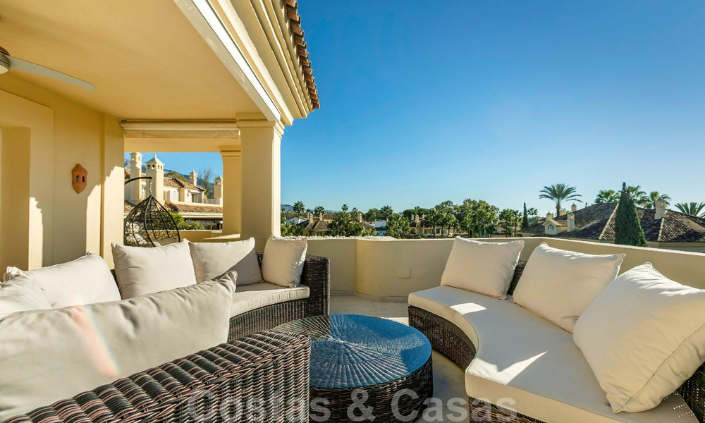 Spacieux penthouse de luxe avec vue panoramique en vente sur un terrain de golf à Nueva Andalucia, Marbella 32084