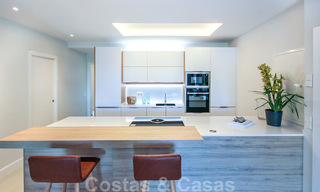 Appartement de luxe spacieux et rénové à vendre, en première ligne du golf et prêt à emménager, Nueva Andalucia, Marbella 32130 
