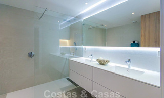 Appartement de luxe spacieux et rénové à vendre, en première ligne du golf et prêt à emménager, Nueva Andalucia, Marbella 32132 