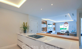 Appartement de luxe spacieux et rénové à vendre, en première ligne du golf et prêt à emménager, Nueva Andalucia, Marbella 32133 