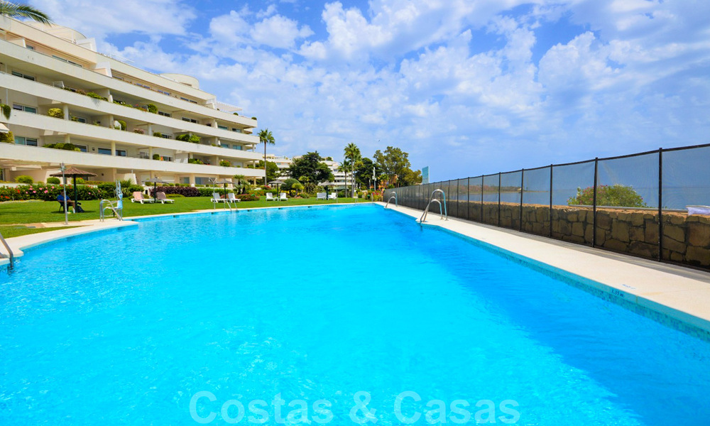 Appartement penthouse en première ligne de plage à vendre avec piscine privée sur le New Golden Mile, entre Marbella et Estepona 32187