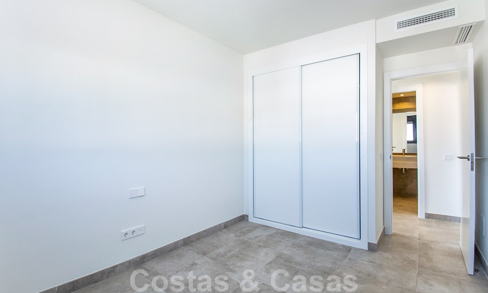 Elégant appartement moderne avec vue sur la mer et la ville à vendre dans le centre d'Estepona 32238