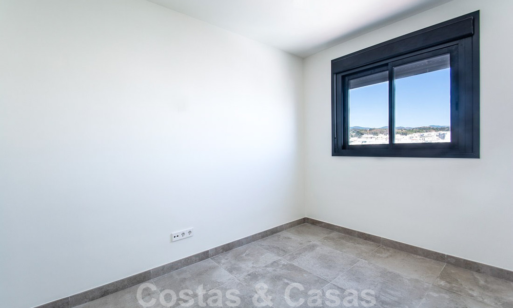 Elégant appartement moderne avec vue sur la mer et la ville à vendre dans le centre d'Estepona 32239