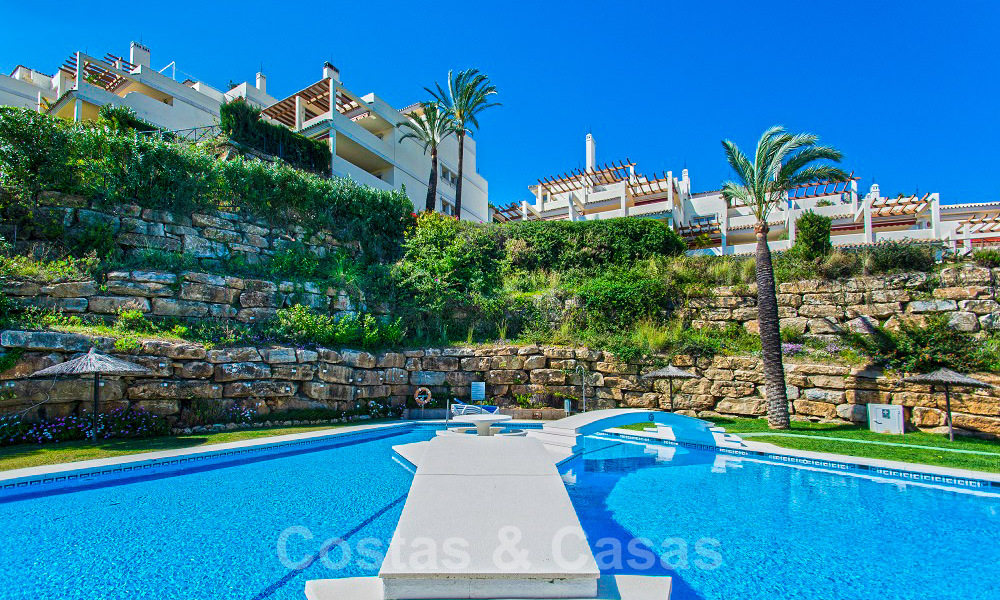 Magnifique penthouse exposé au sud avec une vue imprenable sur la mer et les montagnes à vendre dans la vallée du golf de Nueva Andalucia, Marbella 32469