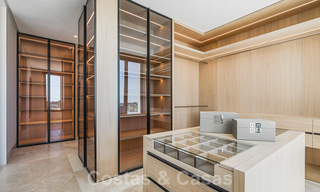 Villa moderne exclusive à vendre avec vue panoramique sur la montagne, le golf et la mer à Marbella - Benahavis. Prêt à emménager. 32605 