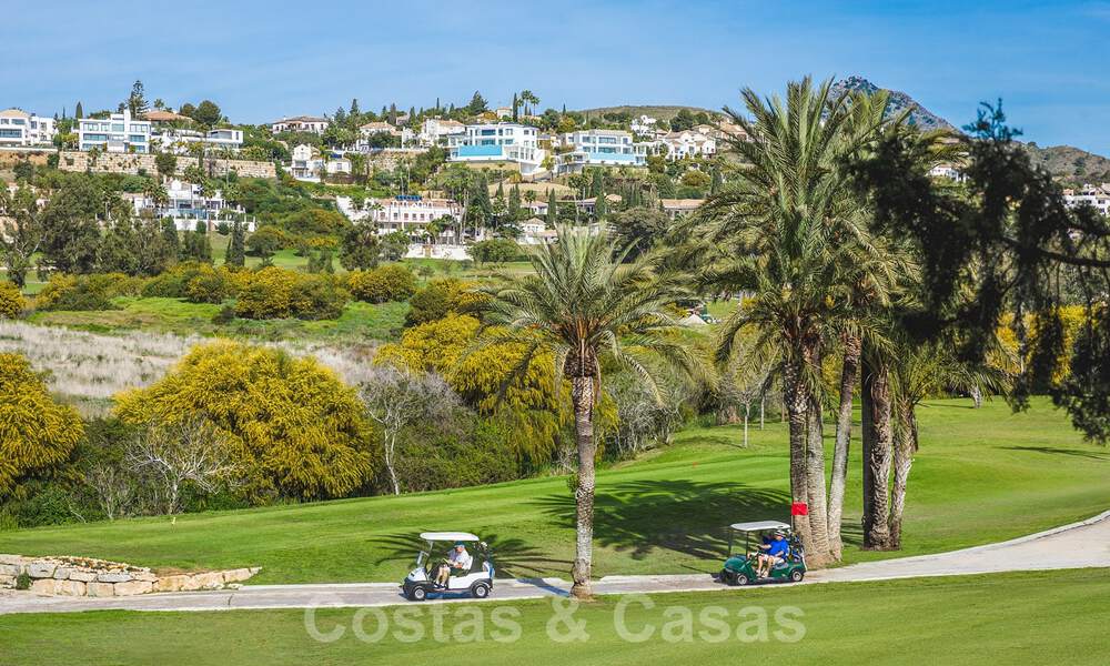Villa moderne exclusive à vendre avec vue panoramique sur la montagne, le golf et la mer à Marbella - Benahavis. Prêt à emménager. 32606