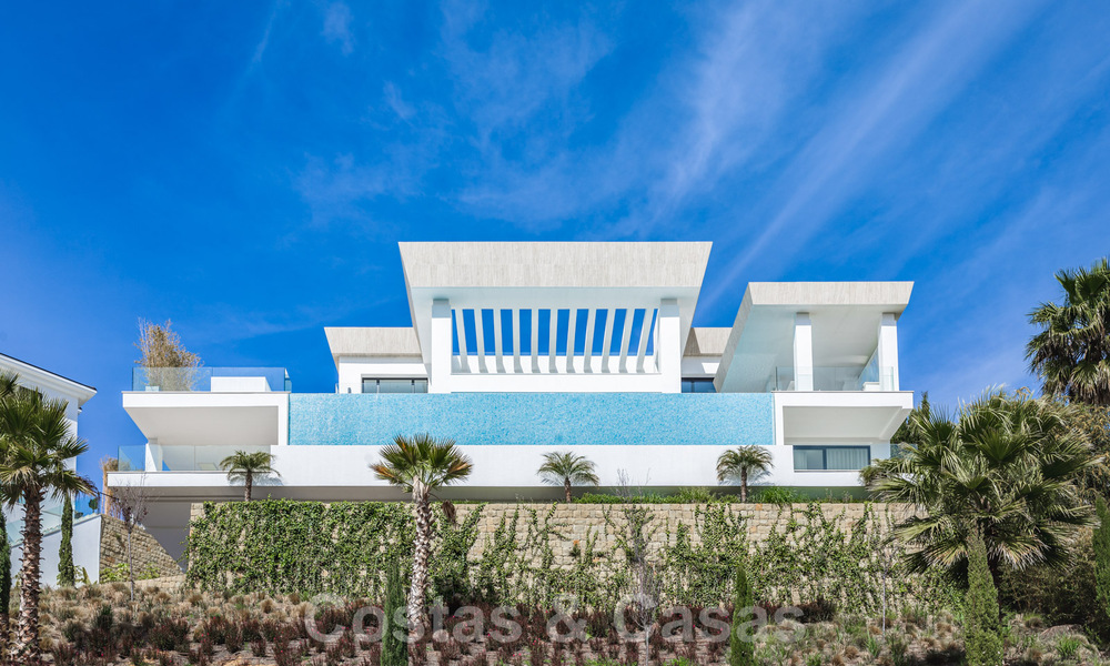 Villa moderne exclusive à vendre avec vue panoramique sur la montagne, le golf et la mer à Marbella - Benahavis. Prêt à emménager. 32610