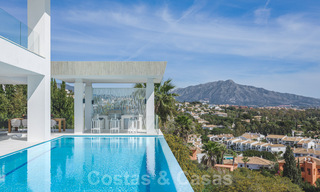 Villa moderne exclusive à vendre avec vue panoramique sur la montagne, le golf et la mer à Marbella - Benahavis. Prêt à emménager. 32613 