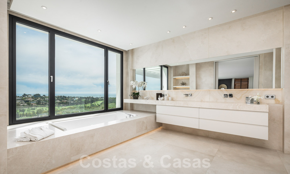 Villa moderne exclusive à vendre avec vue panoramique sur la montagne, le golf et la mer à Marbella - Benahavis. Prêt à emménager. 32627