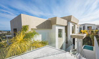 Villa moderne exclusive à vendre avec vue panoramique sur la montagne, le golf et la mer à Marbella - Benahavis. Prêt à emménager. 32631 