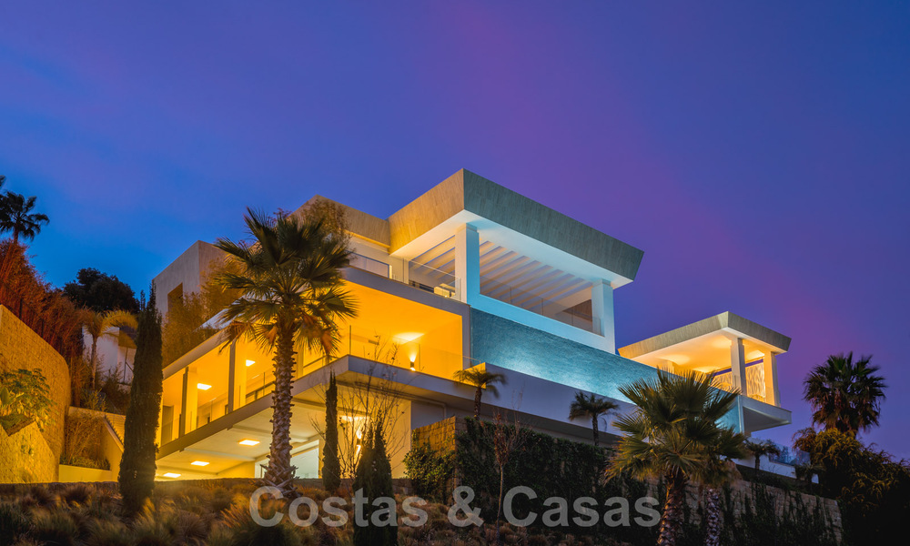 Villa moderne exclusive à vendre avec vue panoramique sur la montagne, le golf et la mer à Marbella - Benahavis. Prêt à emménager. 32632