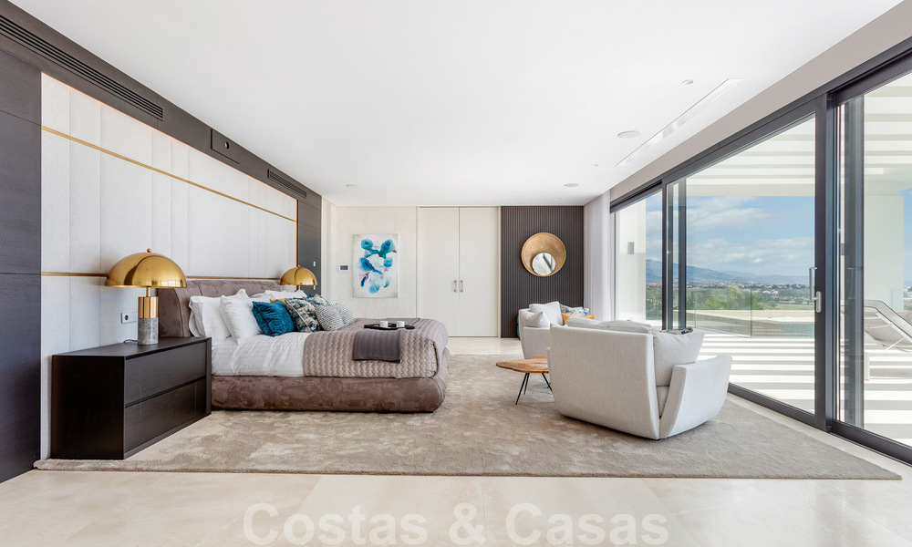Villa moderne exclusive à vendre avec vue panoramique sur la montagne, le golf et la mer à Marbella - Benahavis. Prêt à emménager. 32642