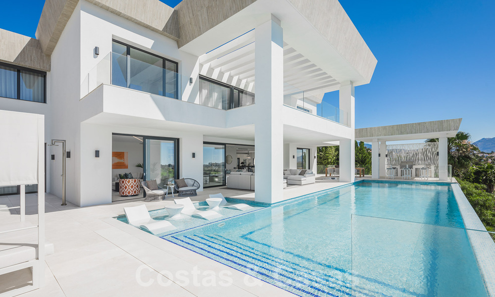 Villa moderne exclusive à vendre avec vue panoramique sur la montagne, le golf et la mer à Marbella - Benahavis. Prêt à emménager. 32643