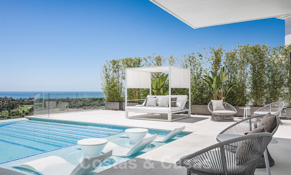 Villa moderne exclusive à vendre avec vue panoramique sur la montagne, le golf et la mer à Marbella - Benahavis. Prêt à emménager. 32648