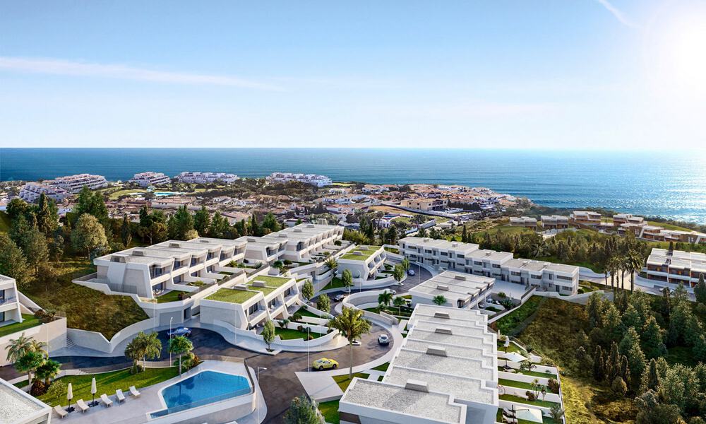 Nouvelles maisons de ville au design avant-gardiste avec vue sur la mer à vendre dans un prestigieux complexe de golf à Mijas Costa, Costa del Sol 32651