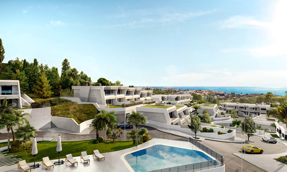Nouvelles maisons de ville au design avant-gardiste avec vue sur la mer à vendre dans un prestigieux complexe de golf à Mijas Costa, Costa del Sol 32652