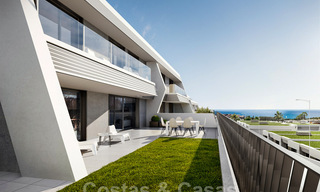 Nouvelles maisons de ville au design avant-gardiste avec vue sur la mer à vendre dans un prestigieux complexe de golf à Mijas Costa, Costa del Sol 32654 