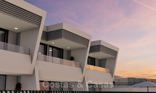 Nouvelles maisons de ville au design avant-gardiste avec vue sur la mer à vendre dans un prestigieux complexe de golf à Mijas Costa, Costa del Sol 32656 