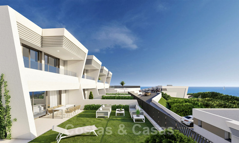 Nouvelles maisons de ville au design avant-gardiste avec vue sur la mer à vendre dans un prestigieux complexe de golf à Mijas Costa, Costa del Sol 32658