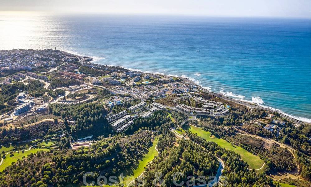 Nouvelles maisons de ville au design avant-gardiste avec vue sur la mer à vendre dans un prestigieux complexe de golf à Mijas Costa, Costa del Sol 32661