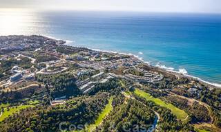 Nouvelles maisons de ville au design avant-gardiste avec vue sur la mer à vendre dans un prestigieux complexe de golf à Mijas Costa, Costa del Sol 32661 