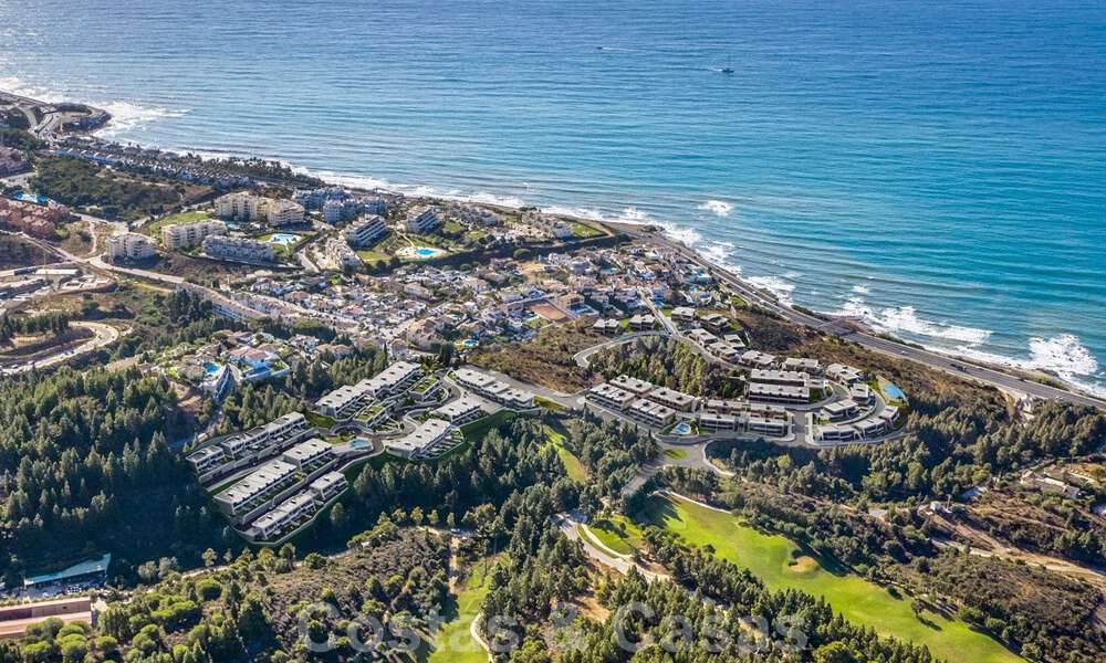 Nouvelles maisons de ville au design avant-gardiste avec vue sur la mer à vendre dans un prestigieux complexe de golf à Mijas Costa, Costa del Sol 32662
