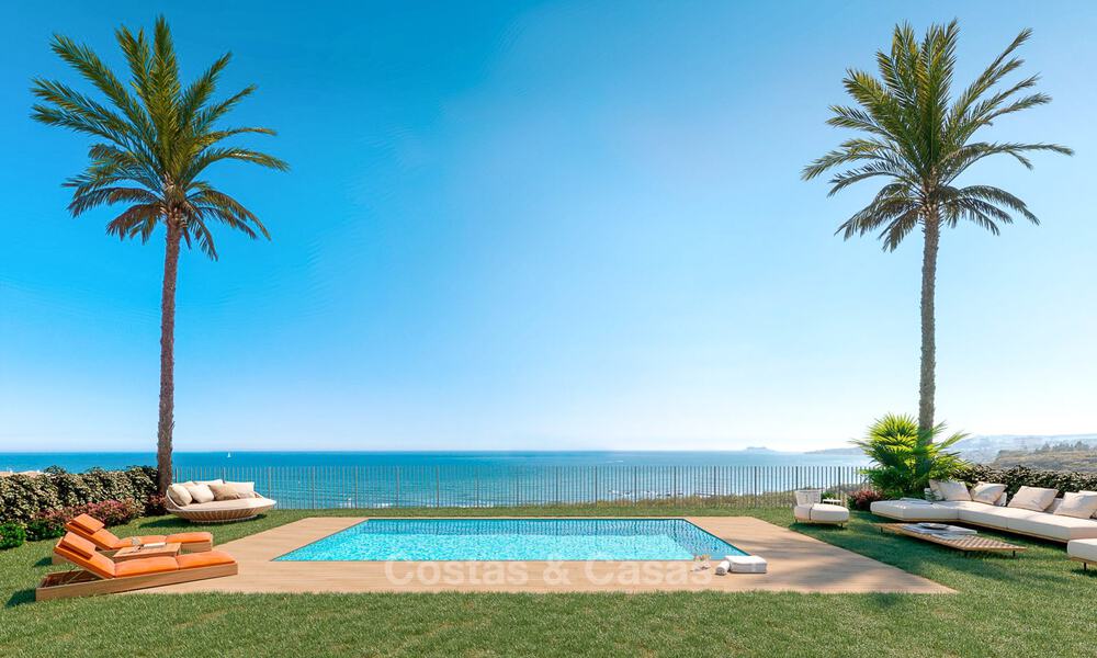 Nouvelles maisons de ville au design avant-gardiste avec vue sur la mer à vendre dans un prestigieux complexe de golf à Mijas Costa, Costa del Sol 32664