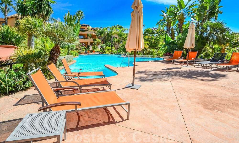 Spacieux appartement de luxe avec une terrasse généreuse et un jardin à vendre dans un développement prestigieux sur le Golden Mile à Marbella 32763