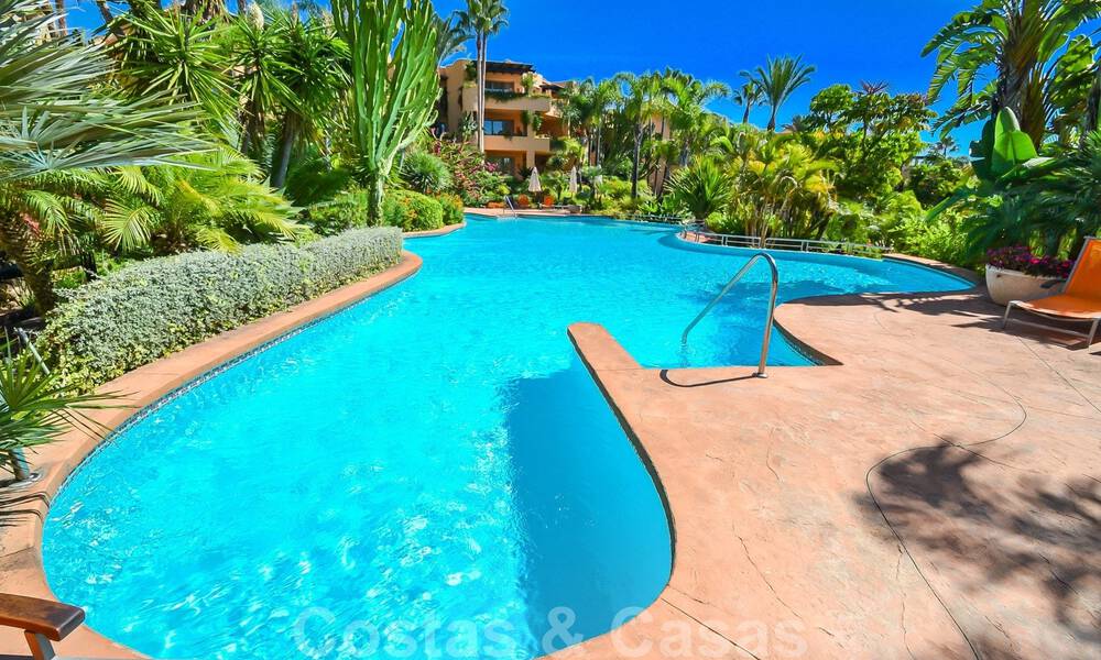 Spacieux appartement de luxe avec une terrasse généreuse et un jardin à vendre dans un développement prestigieux sur le Golden Mile à Marbella 32764