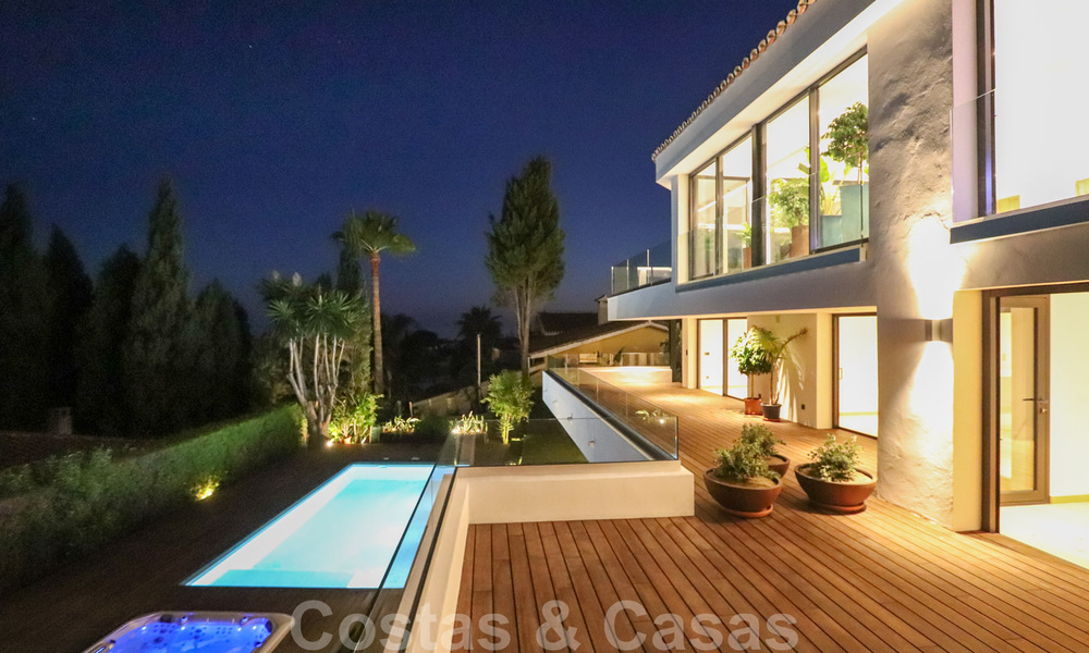 Villa contemporaine rénovée, prête à emménager, à deux pas de la mer avec vue panoramique sur la mer, à vendre à Marbella Est 32770