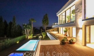 Villa contemporaine rénovée, prête à emménager, à deux pas de la mer avec vue panoramique sur la mer, à vendre à Marbella Est 32770 